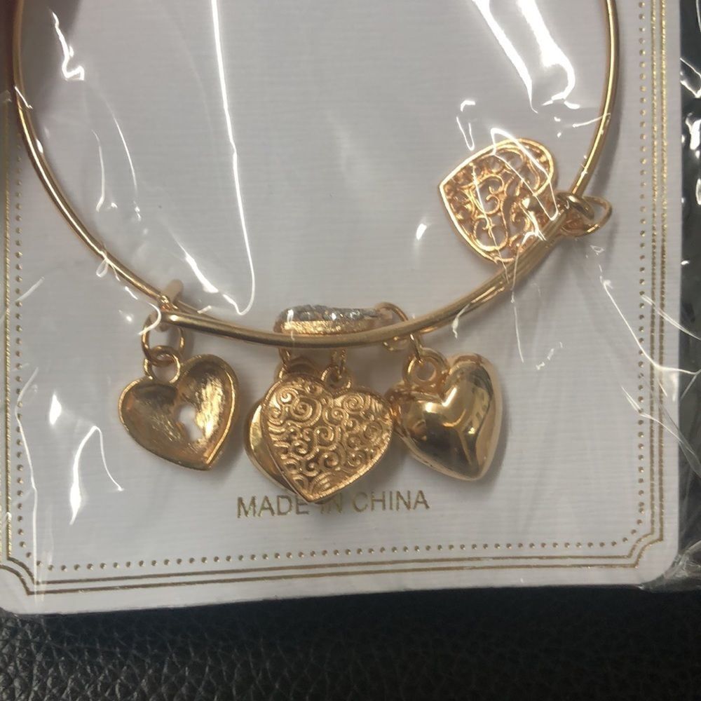 NWT Gold Heart Charm Bracelet - Picture 2 of 2